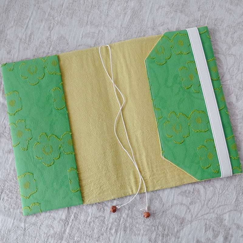 花模様刺繍入り布製ブックカバー