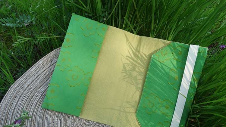 花模様刺繍入り布製ブックカバー